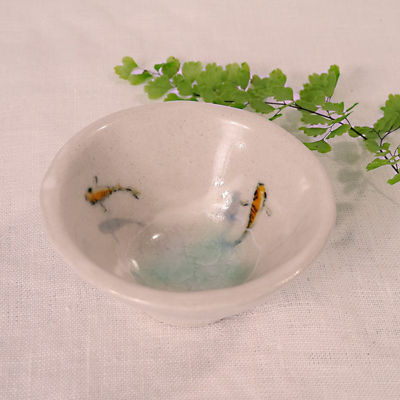 夏の陶器ぐい呑み-黄メダカの下絵付け 2枚目の画像