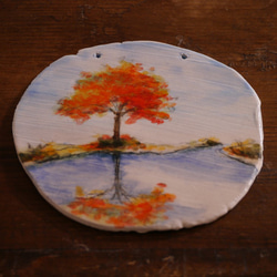 陶板画 “湖畔に映る紅葉”-下絵付けによる風景画 2枚目の画像
