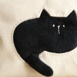 ポーチを通り抜けていく猫のポーチ （ぽっちゃり黒猫 12cmファスナー 生成り) 6枚目の画像