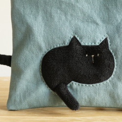 ポーチを通り抜けていく猫のフラットポーチ （黒猫 ブルー系 マスクケース ) 2枚目の画像