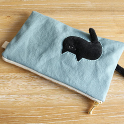 穿過袋子的定制貓咪扁平小袋（胖乎乎的黑貓藍色面具盒） 第7張的照片
