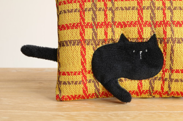 穿過袋子的定制貓咪扁平小袋（胖乎乎的黑貓老式格子口罩盒） 第3張的照片