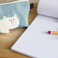 ペンケースで一休みする猫のペンケース(白猫 アッシュブルー ) 9枚目の画像