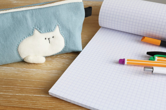 ペンケースで一休みする猫のペンケース(白猫 アッシュブルー ) 9枚目の画像