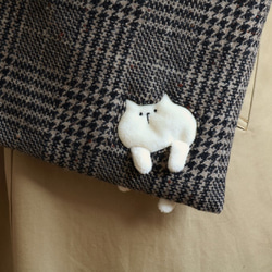 猫がぶら下がっているサコッシュ(ぽっちゃり白猫 グレンチェック　ウール　秋冬用) 5枚目の画像