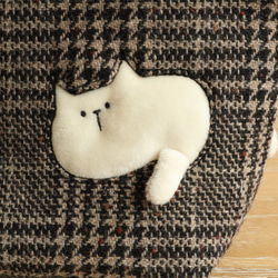 受注制作 ポシェットを通り抜けようとする猫のポシェット (ぽっちゃり白猫  ファスナー25cm ウール 秋冬用) 6枚目の画像