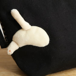 受注制作 ポシェットを通り抜けようとする猫のポシェット (ぽっちゃり白猫  ファスナー25cm ウール 秋冬用) 7枚目の画像