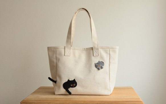 受注制作 トートバッグを通り抜けていく猫のトートバッグ (黒猫とグレー猫 帆布) 1枚目の画像