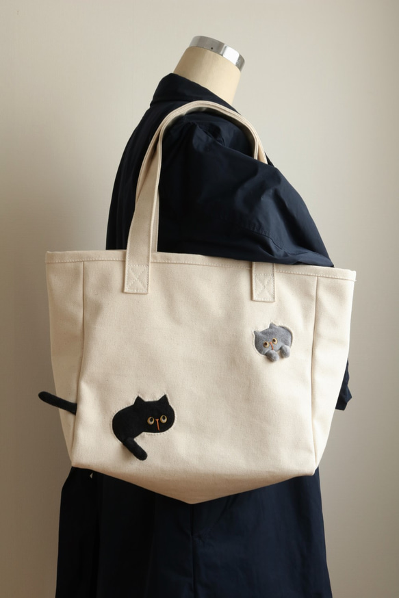 受注制作 トートバッグを通り抜けていく猫のトートバッグ (黒猫とグレー猫 帆布) 3枚目の画像