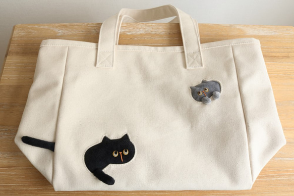 受注制作 トートバッグを通り抜けていく猫のトートバッグ (黒猫とグレー猫 帆布) 10枚目の画像