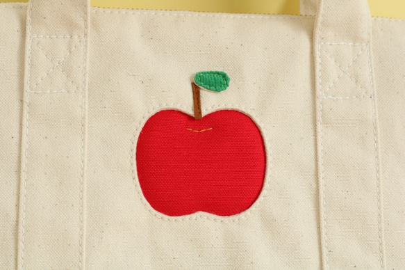 りんごのトートバッグ型フラットポーチ (帆布 大きめサイズ) 8枚目の画像