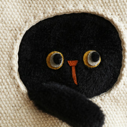 ポーチの穴から顔を出そうとする猫のミニポーチ (黒猫 10ｃｍファスナー) 3枚目の画像