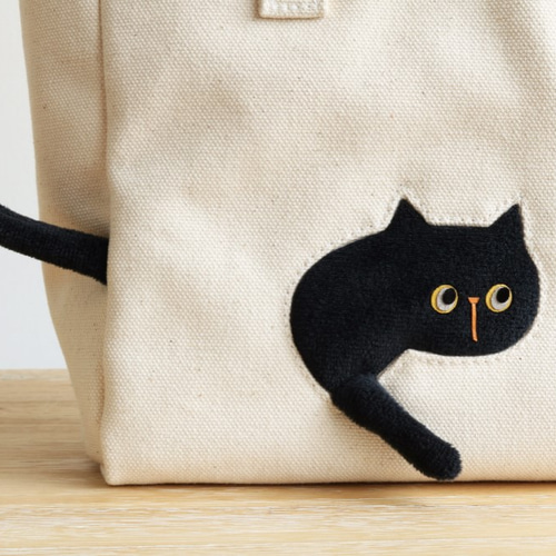 受注制作 ポーチを通り抜けていく猫の小さめトートバッグ(黒猫