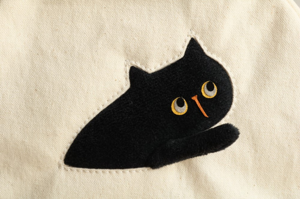 ポーチを突き抜けていく猫の丸いポーチ(黒猫 手提げ) 7枚目の画像