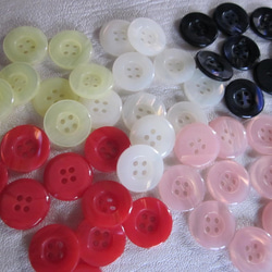 ボタンパステル色　5色　15mm　50個 赤、白、黄色、ピンク、紺　５０個（各１０個×5） 2枚目の画像