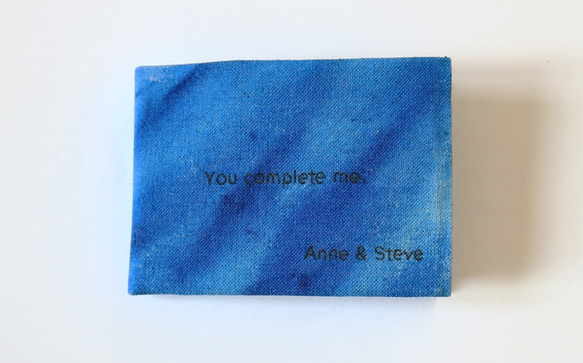(聖誕節手工客製化禮物預售中)手工染色寶石藍橫式短夾(可免費電燒英文字喔) 第1張的照片