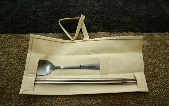(畢業禮物預售中)全手工客製化不銹鋼餐具組(可客製化文字)(餐具套+湯匙+筷) 第1張的照片