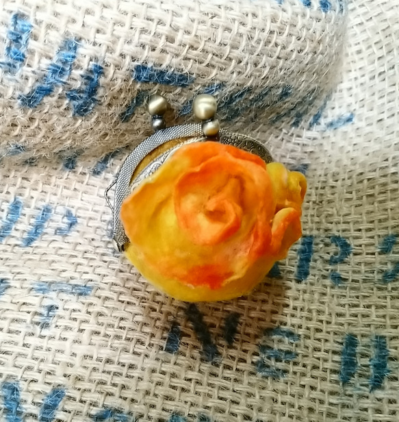 新款硬式羊毛氈療癒系口金包～小星球&黃玫瑰花們 第2張的照片