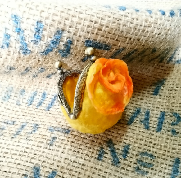 新款硬式羊毛氈療癒系口金包～小星球&黃玫瑰花們 第3張的照片
