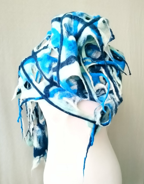 MUM羊毛氈好感衣飾-藍白色系海洋風不規則波浪設計款/衣飾/披肩/圍巾 第2張的照片