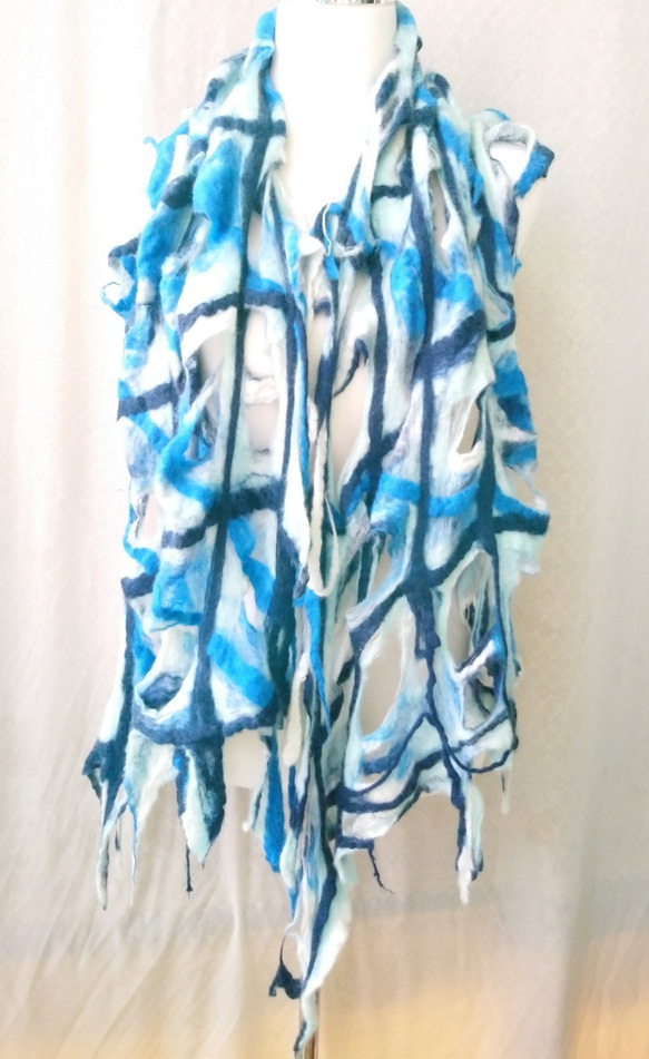 MUM羊毛氈好感衣飾-藍白色系海洋風不規則波浪設計款/衣飾/披肩/圍巾 第5張的照片