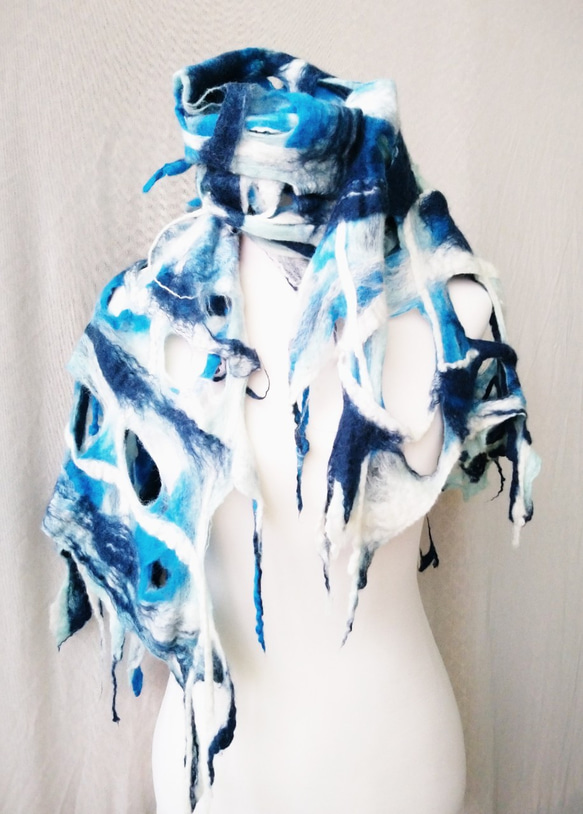 MUM羊毛氈好感衣飾-藍白色系海洋風不規則波浪設計款/衣飾/披肩/圍巾 第6張的照片