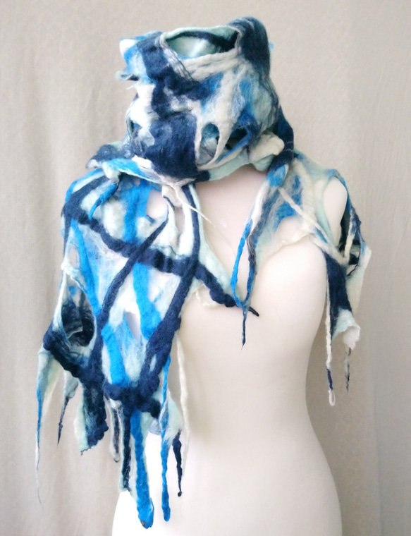 MUM羊毛氈好感衣飾-藍白色系海洋風不規則波浪設計款/衣飾/披肩/圍巾 第7張的照片