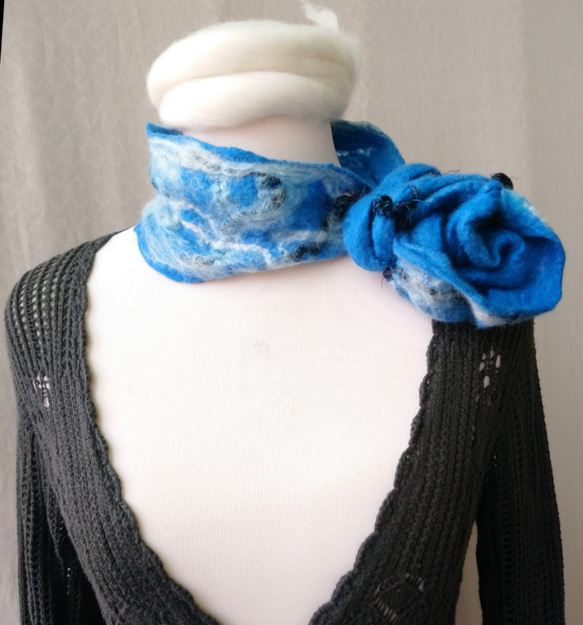 羊毛氈&Sari thread的美麗相遇-編織成異國風/頸圍/衣飾/髮飾作品（藍色系） 第4張的照片