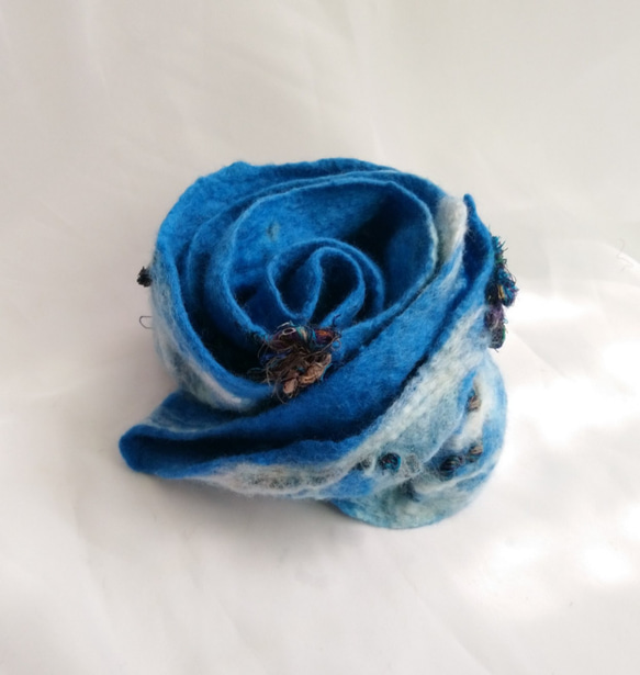 羊毛氈&Sari thread的美麗相遇-編織成異國風/頸圍/衣飾/髮飾作品（藍色系） 第6張的照片