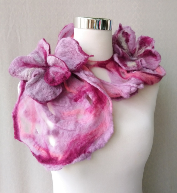 Mum羊毛氈手創作品--紫粉色系.花花飾界圍巾/衣飾 第2張的照片