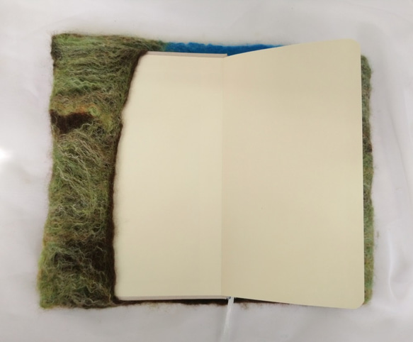 ウールフェルトヒーリングハンドメイド/ノートブックカバー/ブックカバー-森の秘密の庭 6枚目の画像