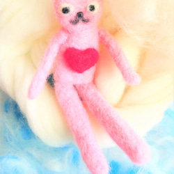 ウールは手の子供の風ウールがピンクの猫の魅力を感じたと感じました 1枚目の画像