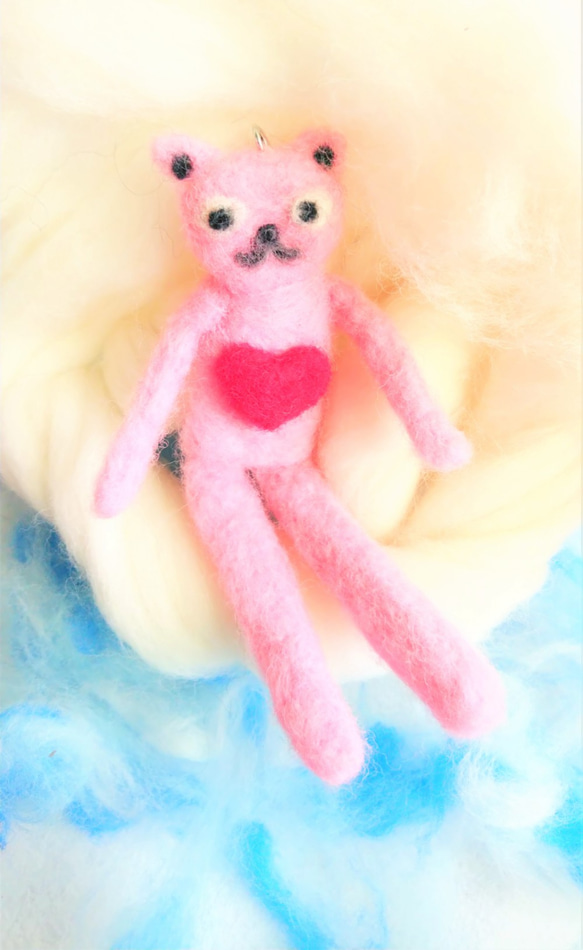 ウールは手の子供の風ウールがピンクの猫の魅力を感じたと感じました 1枚目の画像