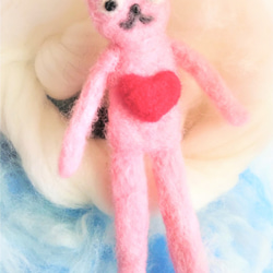 ウールは手の子供の風ウールがピンクの猫の魅力を感じたと感じました 2枚目の画像