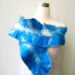 MUM-felt-默默羊毛氈手創圍巾-藍白色系海洋風不規則波浪設計款圍巾 第5張的照片