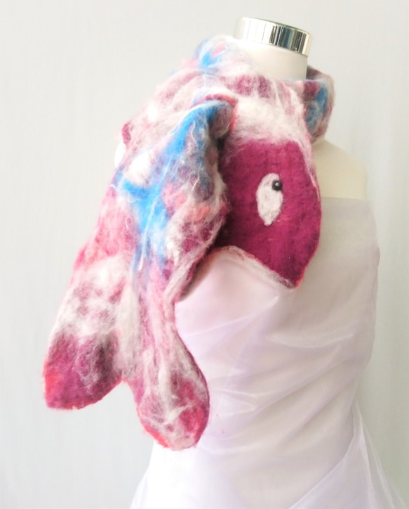 MUM-felt-默默羊毛氈手創圍巾-雙面魚設計款/童趣暖暖羊毛氈圍巾 第6張的照片