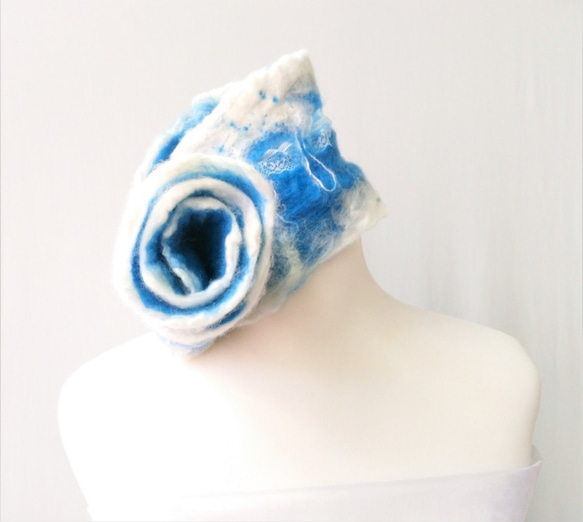 MUM-felt-默默羊毛氈手創圍巾-藍白色系地中海風情不規則設計款羊毛氈圍巾 第3張的照片
