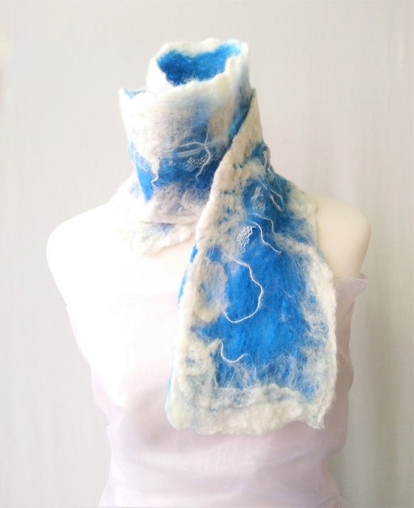 MUM-felt-默默羊毛氈手創圍巾-藍白色系地中海風情不規則設計款羊毛氈圍巾 第7張的照片