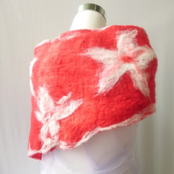 MUM-felt-默默羊毛氈手創-紅白混色花朵羊毛氈圍巾/披肩（寬版） 第4張的照片