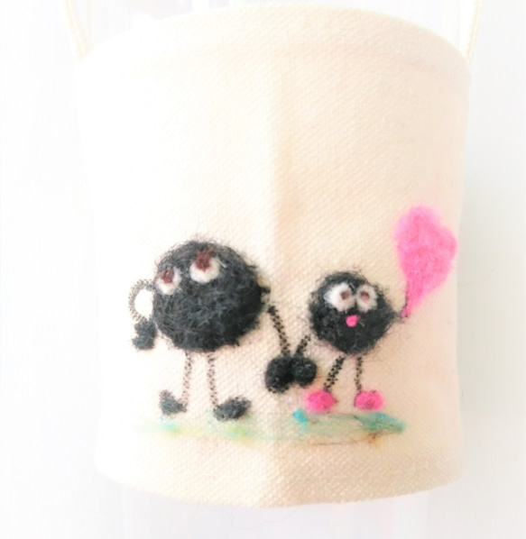 MUM-felt-默默羊毛氈手創-環保飲料袋-羊毛氈刺繡畫設計款/童趣風系列-黑毛球情侶 第2張的照片