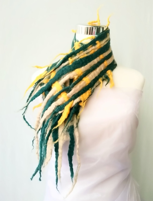 羊毛氈手創-黃花綠葉交織設計羊毛氈圍巾 第1張的照片