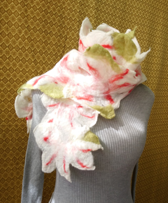 MUMサイレントウールは手作りの花と葉の不規則なデザインのウールフェルトスカーフを感じました 3枚目の画像