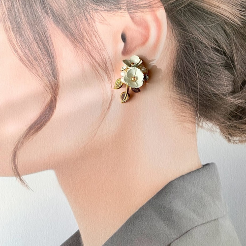 ホットプレート セール 再販】vintage white イヤリング／ピアス 2つ花 flower ピアス