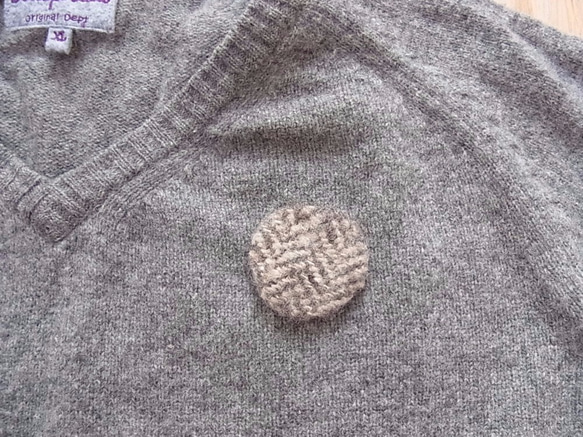手紡ぎ・手織りのブローチ（ナチュラルグレイ） 3枚目の画像