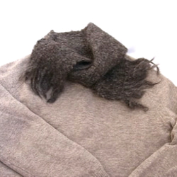 羊の毛束のまま紡いだ手紡ぎ・手織りのミニマフラー 4枚目の画像