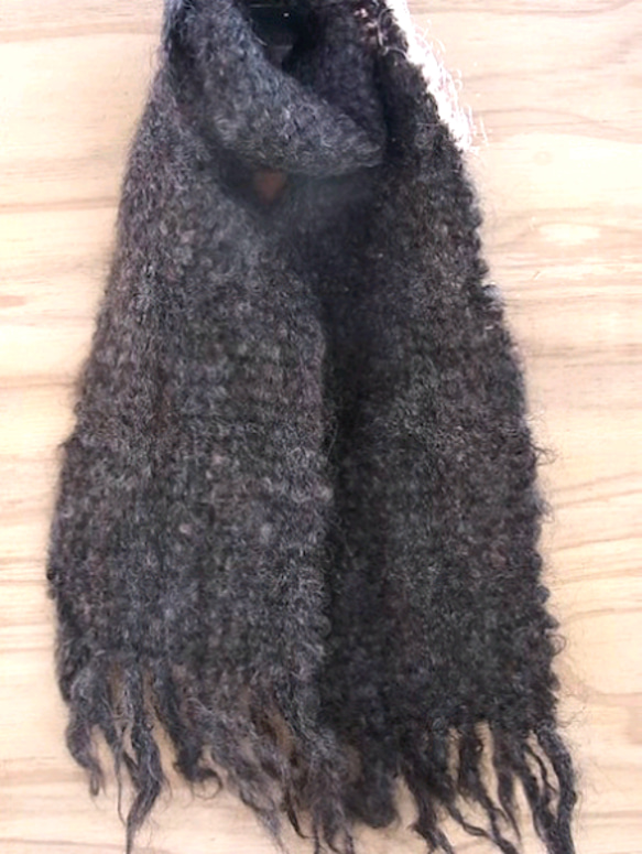 羊の毛束のまま紡いだ手紡ぎ・手織りのミニマフラー 5枚目の画像