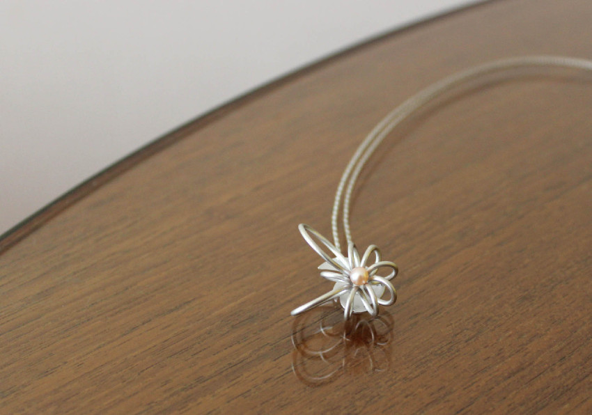 クルクルお花のペンダント