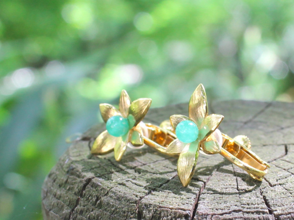 咲く花 翡翠イヤリング