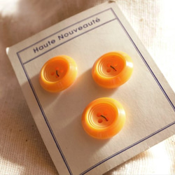 アンティーク台紙付き・オレンジボタン3個セット 1枚目の画像