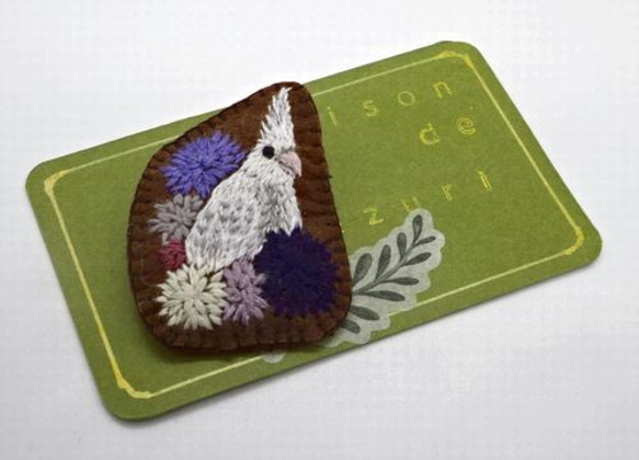 手刺繡ブローチ　オカメインコと花 1枚目の画像